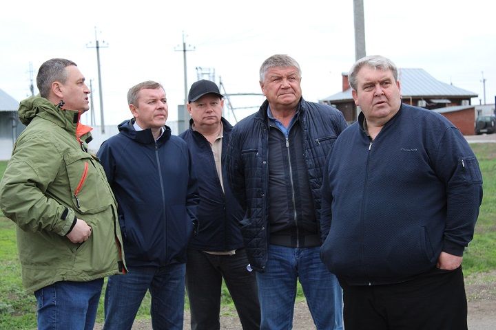 Татарстанның авыл хуҗалыгы һәм азык-төлек министрлыгы башлыгы Яңа Чишмә районында кыр эшләренең барышы белән танышты
