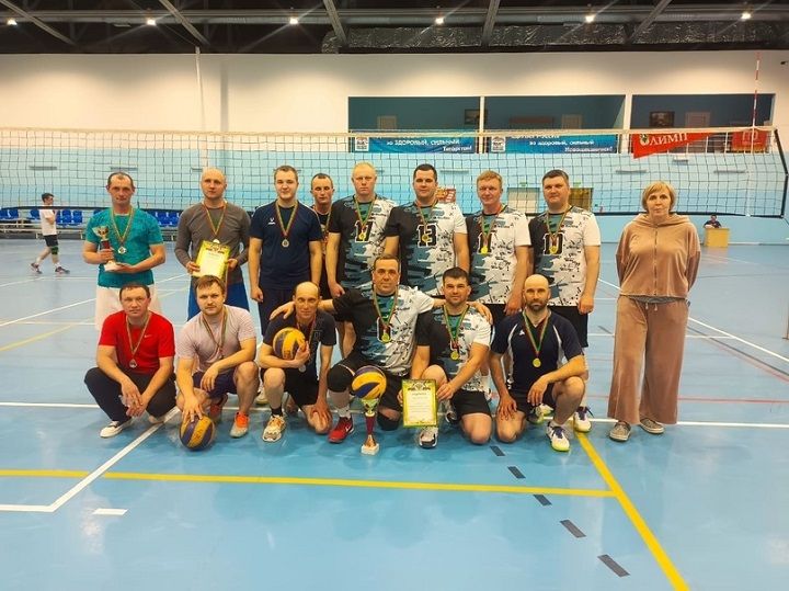 В спортивном зале прошли соревнования по волейболу,посвящённые памяти героям Советского Союза Ф.П.Савельева и Б.С.Чекина.