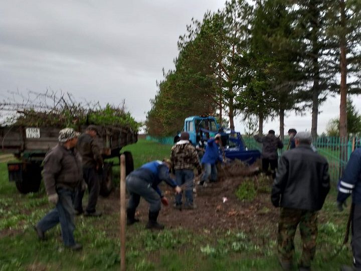 В Акбуре провели субботник по очистке кладбища