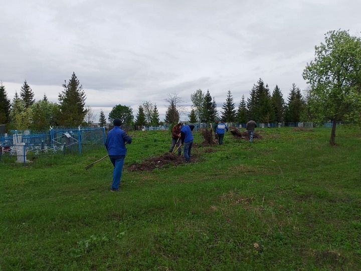 В Акбуре провели субботник по очистке кладбища