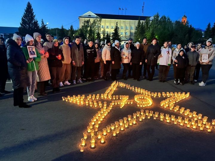 8 майда Яңа Чишмәдәге «Мәңгелек ут» мемориалы янында «Хәтер шәме» Бөтенроссия акциясе узган