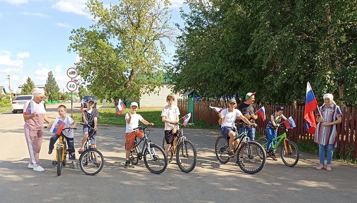 В Зиреклинской сельской библиотеке организована выставка - беседа посвященная ко Дню России «Величавая красавица Россия»