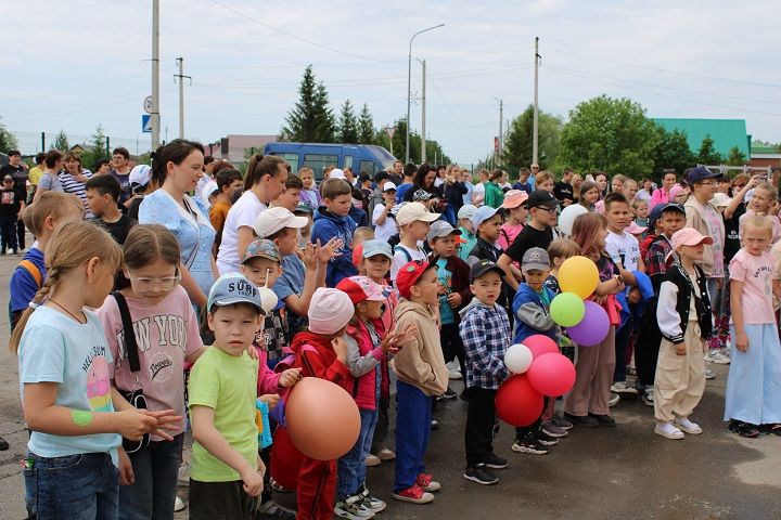 «Чиксез балачак», яки балалар өчен «Күбекле бәйрәм» (фоторепортаж)