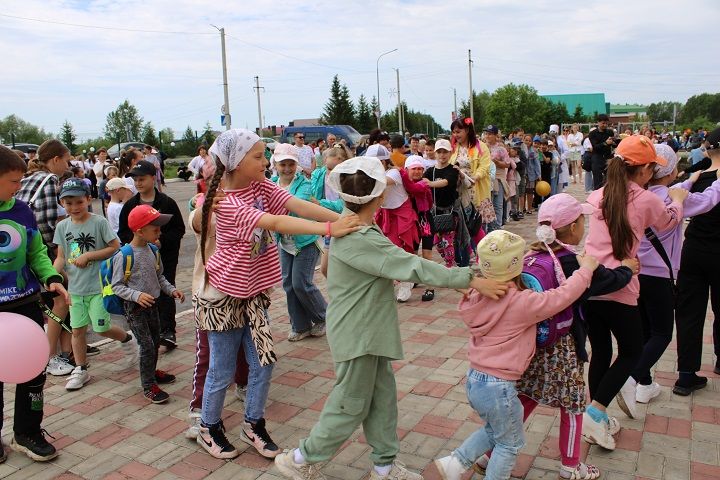 «Чиксез балачак», яки балалар өчен «Күбекле бәйрәм» (фоторепортаж)