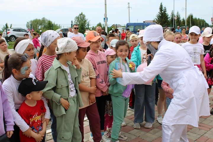 «Чиксез балачак», яки балалар өчен «Күбекле бәйрәм» (фоторепортаж)