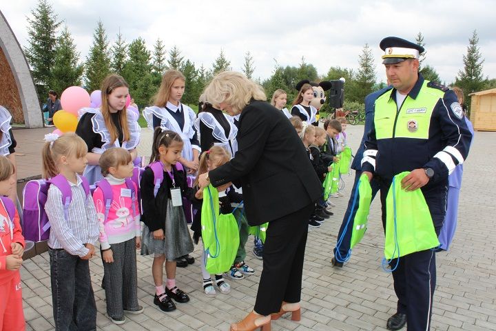 22 августта Яңа Чишмәдә «Мәктәпкә җыенырга ярдәм ит» хәйрия акциясе узды (фоторепортаж)