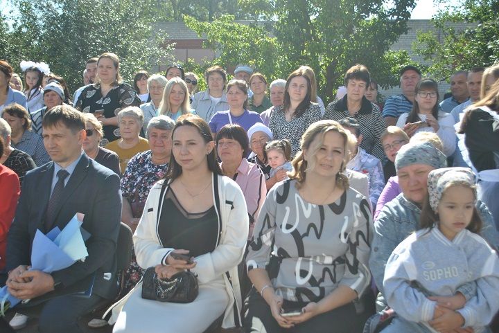 Первый школьный звонок прозвенел для 19 первоклашек в Новошешминской СОШ