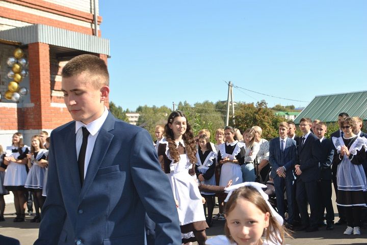 Первый школьный звонок прозвенел для 19 первоклашек в Новошешминской СОШ