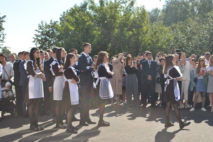 Первый школьный звонок прозвенел для 19 первоклашек в Новошешминской СОШ