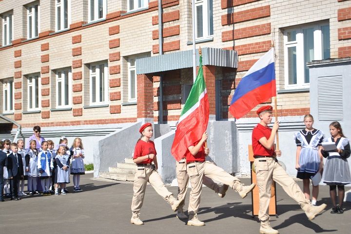 Первый школьный звонок прозвенел для 19 первоклашек в Новошешминской СОШ