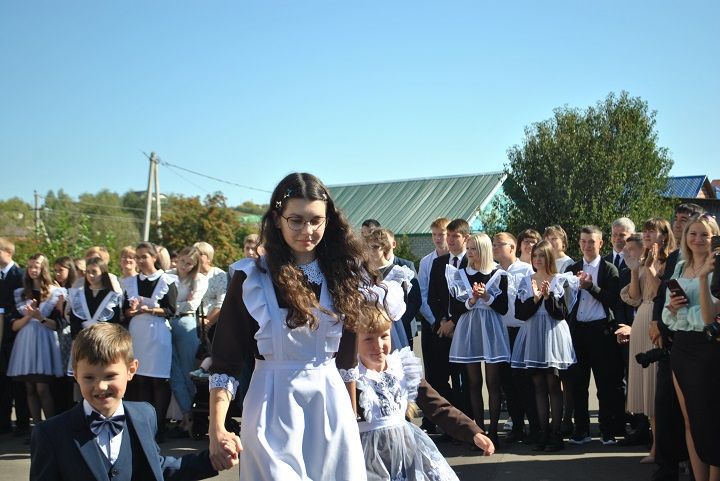 Первый школьный звонок прозвенел для 19 первоклашек в Новошешминской СОШ