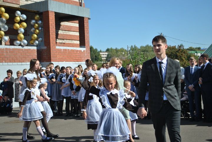 Первый школьный звонок прозвенел для 19 первоклашек в Новошешминской СОШ