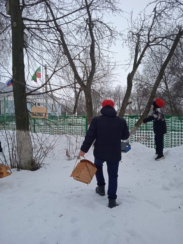 Школьники села Русская Волчья установили кормушки для птиц