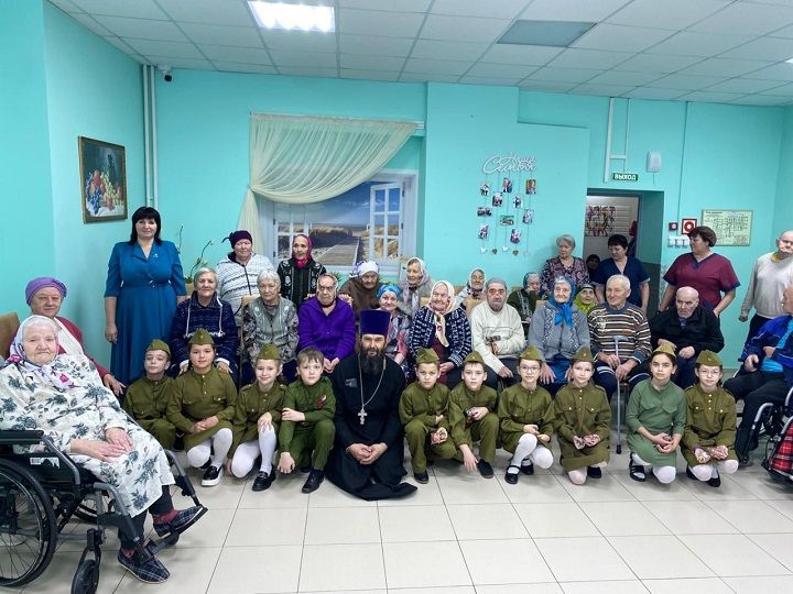 Ансамбль «Родничок» из села Ленино  привёз радость и тепло в дом-интернат
