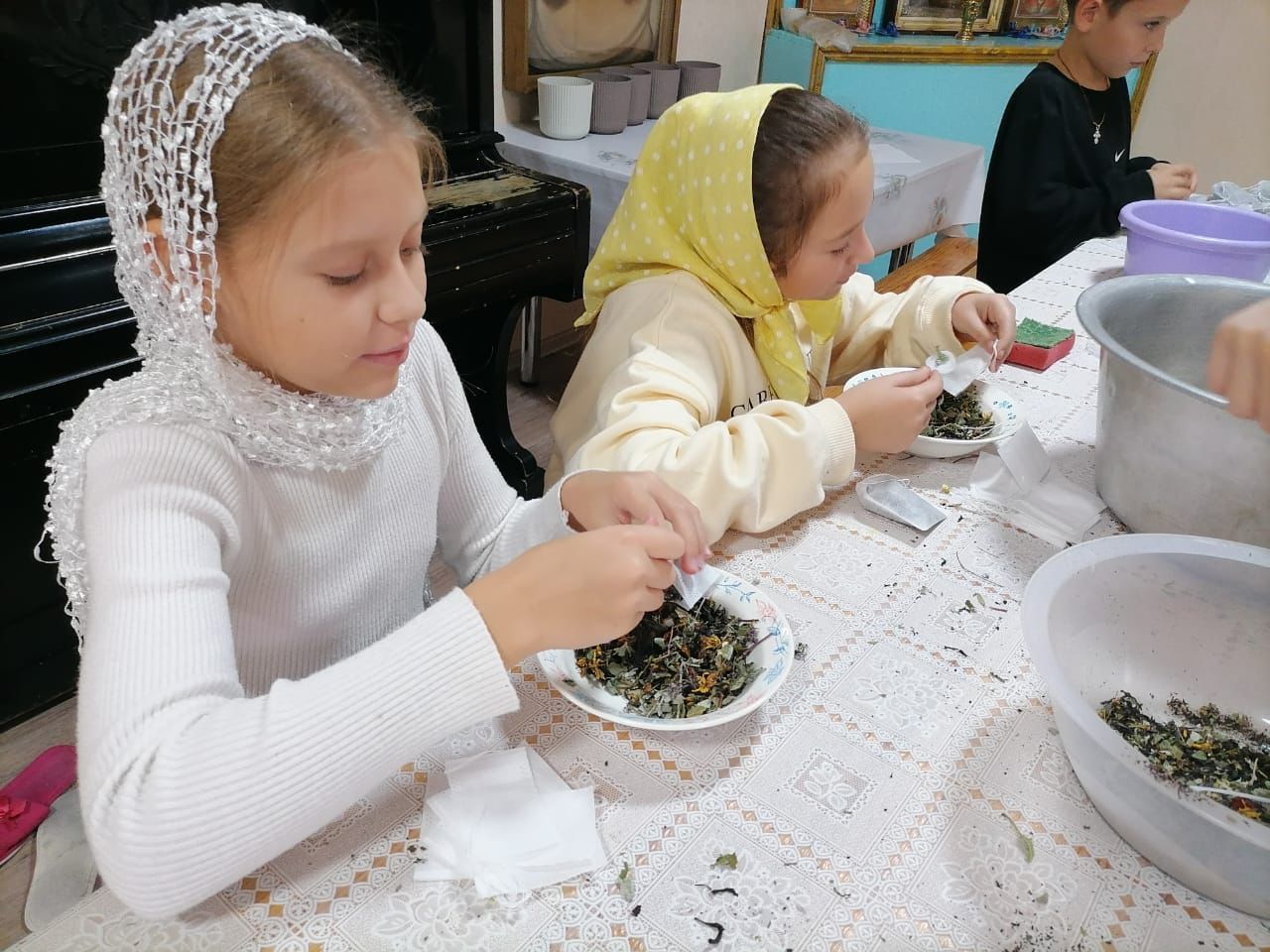 Духовная помощь и детская благодарность: воспитанники воскресной школы отправили посылки солдатам на СВО