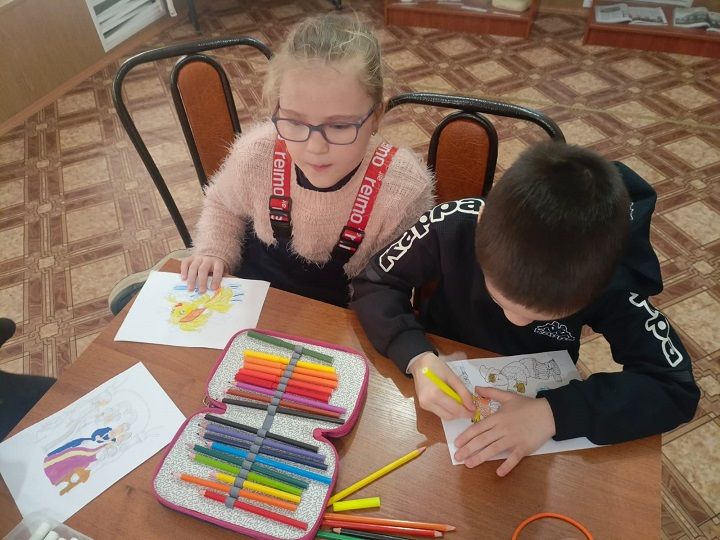 В Шахмайкинском музее прошёл Пушкинский час «Раскрасим сказки Пушкина»