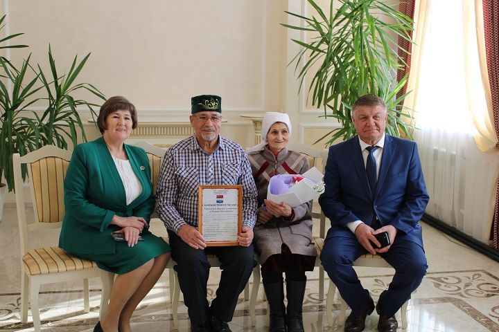 ЗАГСта биш алтын һәм бер сапфир туй үткәрелде