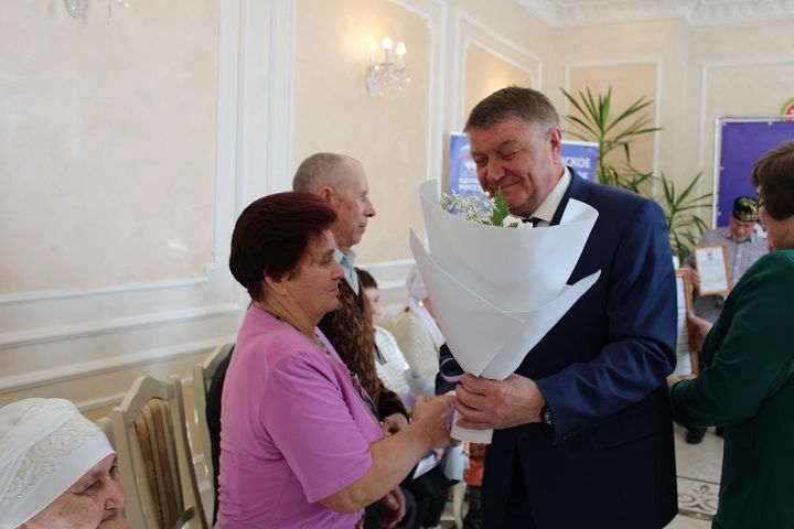 ЗАГСта биш алтын һәм бер сапфир туй үткәрелде
