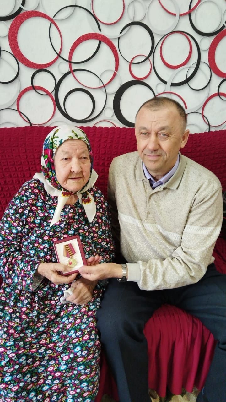 Чествуем героев тыла: В Шахмайкинском поселении наградили тружеников Великой Отечественной войны