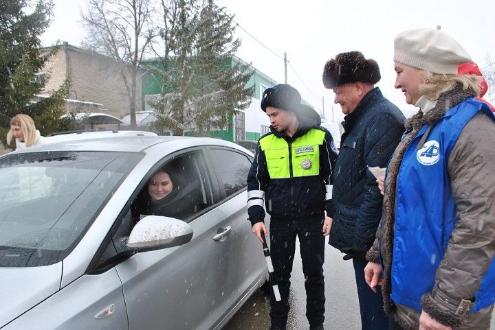 В Новошешминске прошла Всероссийская акция МВД России «Цветы для автоледи»