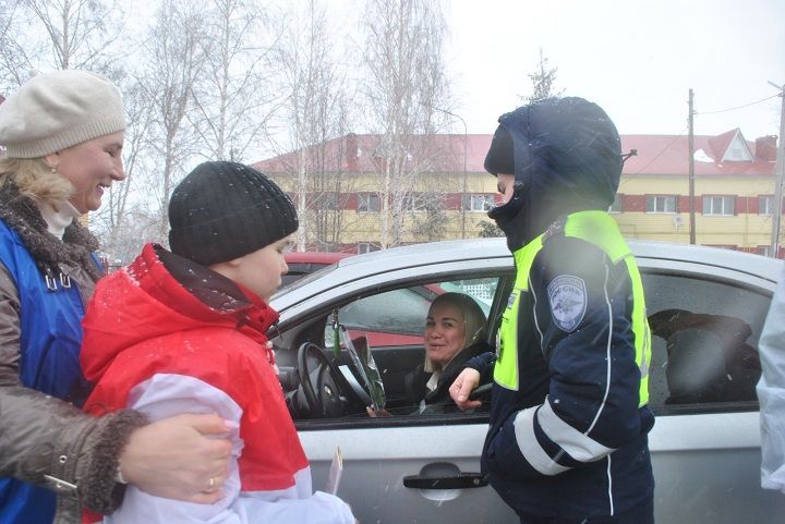 В Новошешминске прошла Всероссийская акция МВД России «Цветы для автоледи»