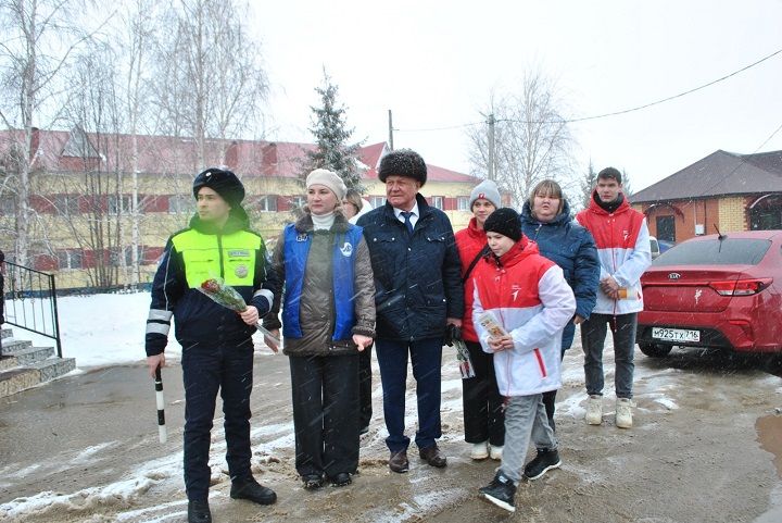 В Новошешминске прошла Всероссийская акция МВД России «Цветы для автоледи»
