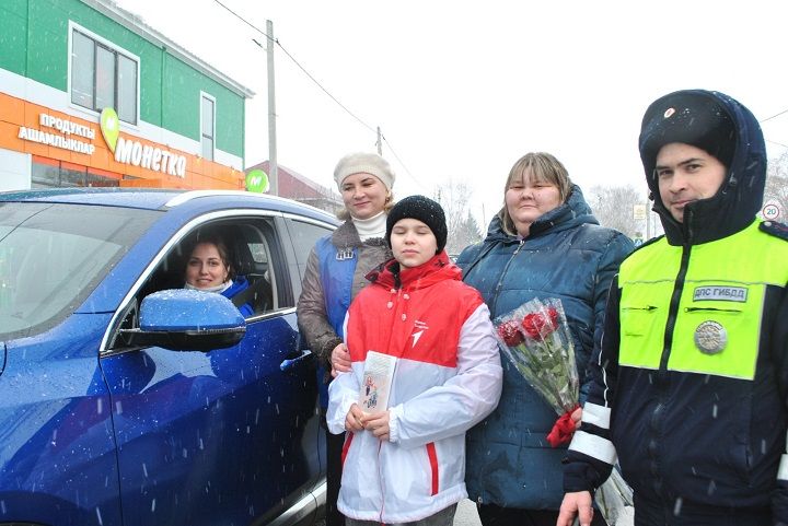 В Новошешминске прошла Всероссийская акция МВД России «Цветы для автоледи»