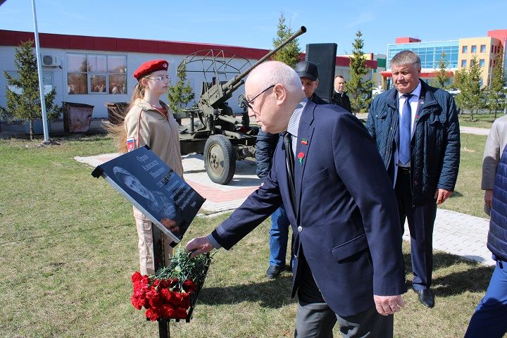 В Новошешминске открыли мемориальную доску Александру Орлову (фоторепортаж)