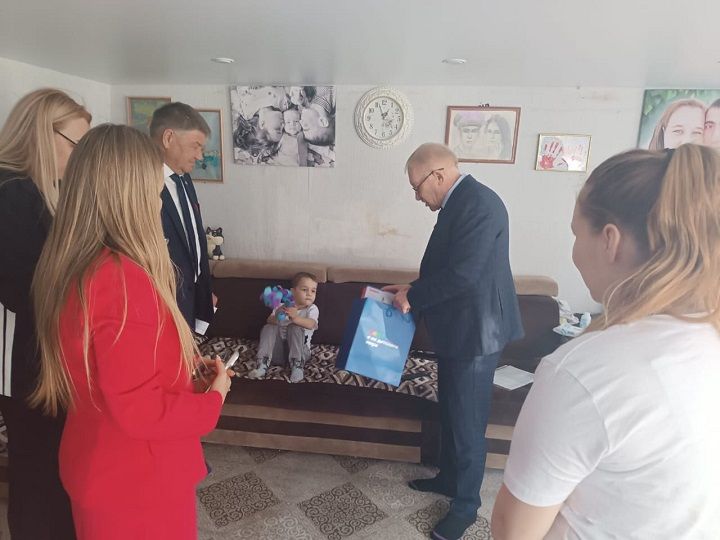 Семью участника СВО навестили высокие гости