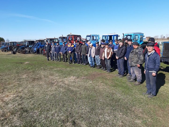 В Шахмайкинском сельском поселении провели техосмотр тракторов у частников