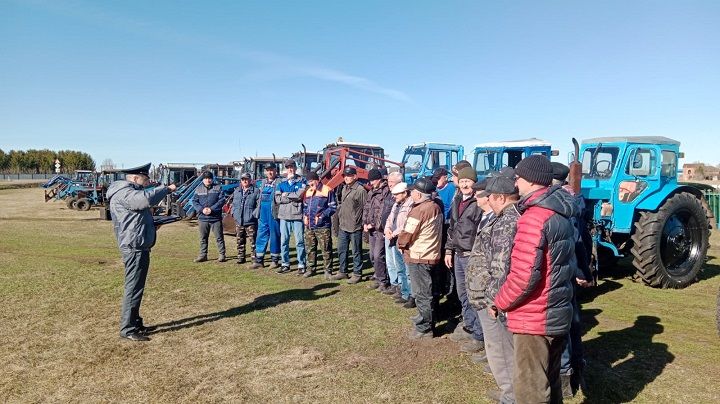 В Шахмайкинском сельском поселении провели техосмотр тракторов у частников