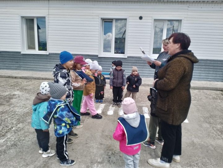 «Светофор спешит на помощь»: урок безопасности для малышей