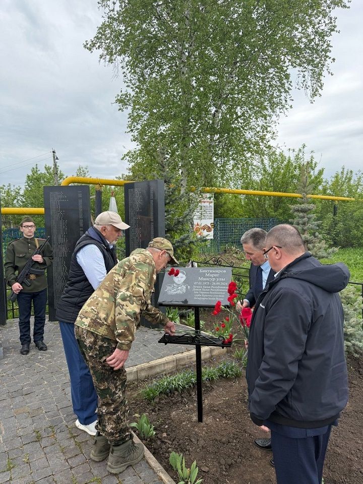 В преддверии Дня Победы в Новошешминском районе открыли мемориальные доски героям СВО