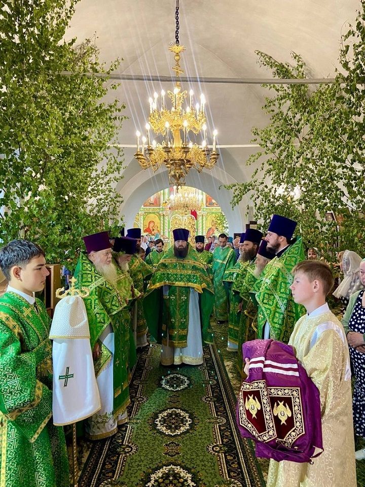 В Духов день в Новошешминском Троицком храме службу провел епископ Пахомий