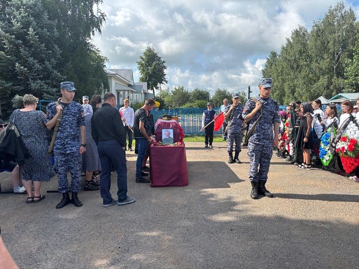 В селе Чув. Чебоксарка простились с бойцом, погибшим в зоне СВО