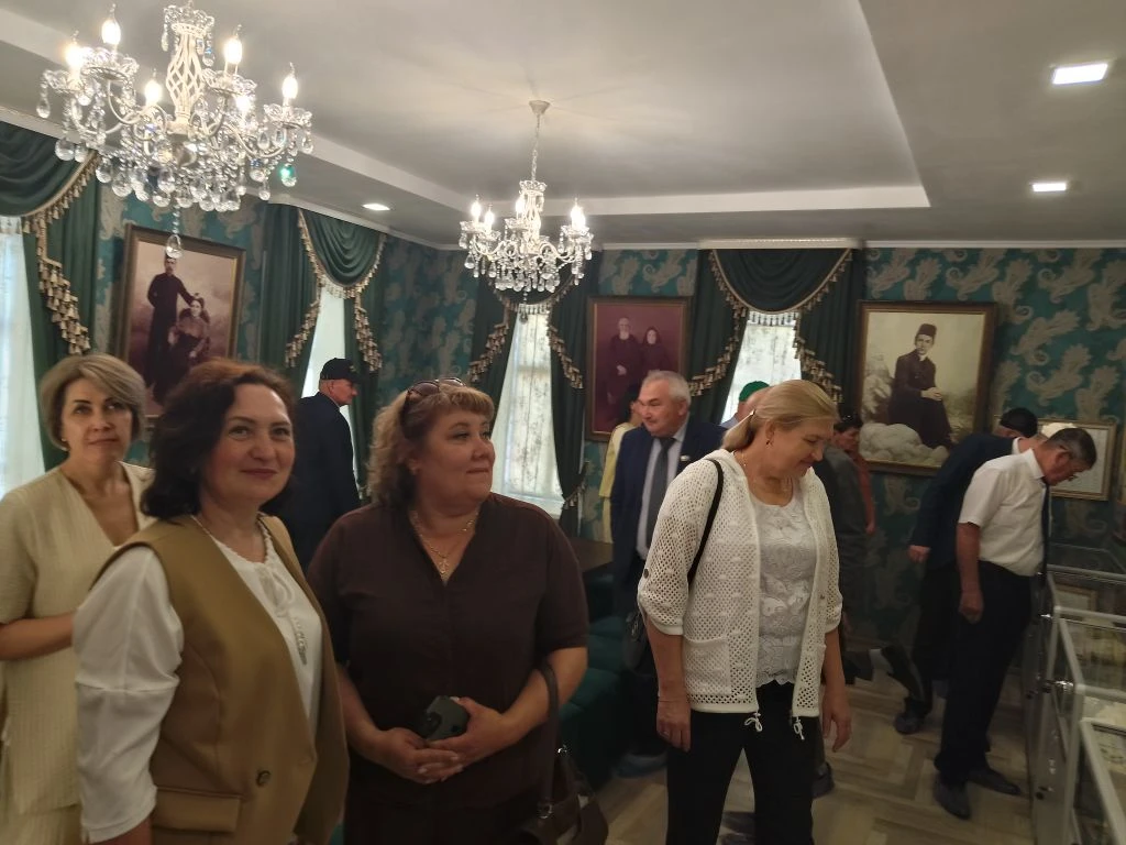Бүген Музейлар көнендә Шахмай авылы Мирхәйдәр Фәйзи музее 300 кешелек  делегацияне кабул итте