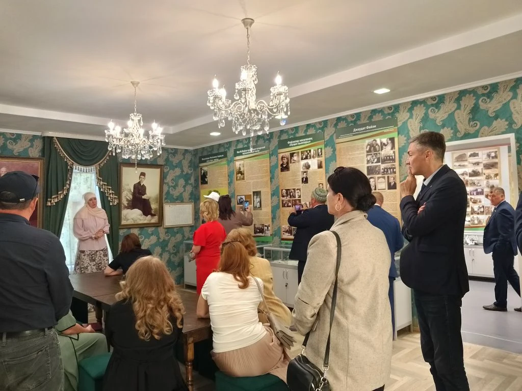 Бүген Музейлар көнендә Шахмай авылы Мирхәйдәр Фәйзи музее 300 кешелек  делегацияне кабул итте
