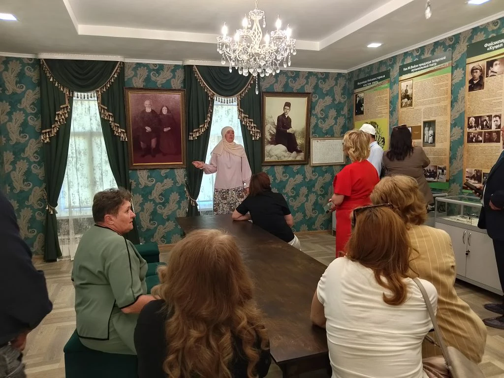 Бүген Музейлар көнендә Шахмай авылы Мирхәйдәр Фәйзи музее 300 кешелек  делегацияне кабул итте