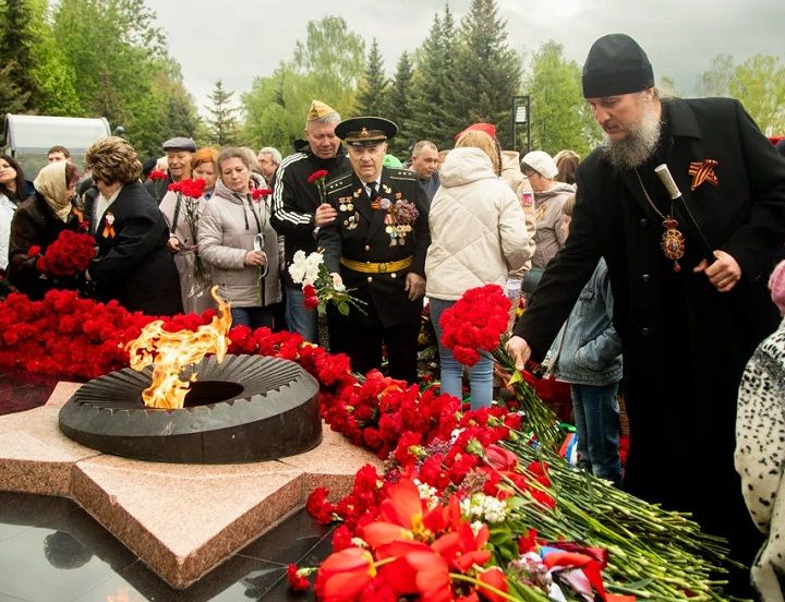 Епископ Пахомий поздравляет новошешминцев с Днем Победы
