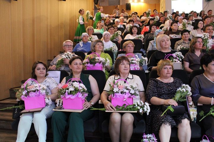 В Новошешминском районном Доме культуры прошло торжественное мероприятие, посвящённое Дню медицинского работника
