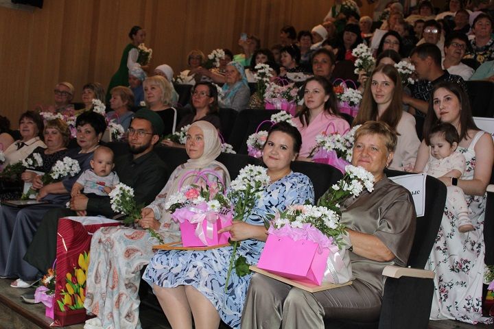 В Новошешминском районном Доме культуры прошло торжественное мероприятие, посвящённое Дню медицинского работника