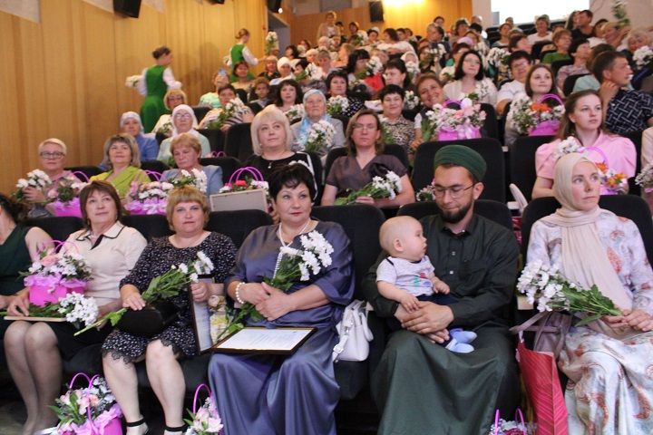 В Новошешминском районном Доме культуры прошло торжественное мероприятие, посвящённое Дню медицинского работника