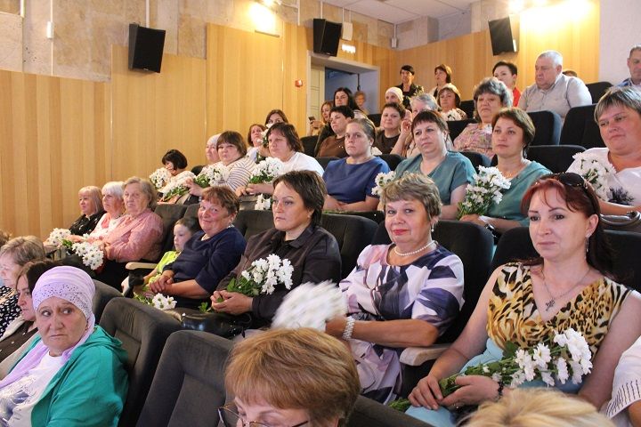 В Новошешминском районном Доме культуры прошло торжественное мероприятие, посвящённое Дню медицинского работника