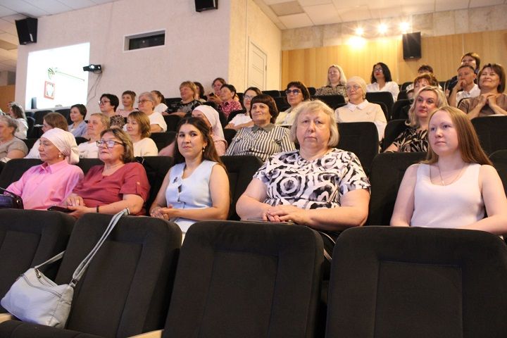 В Новошешминском районном Доме культуры прошло торжественное мероприятие, посвящённое Дню медицинского работника