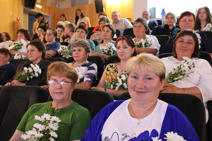В Новошешминском районном Доме культуры прошло торжественное мероприятие, посвящённое Дню медицинского работника