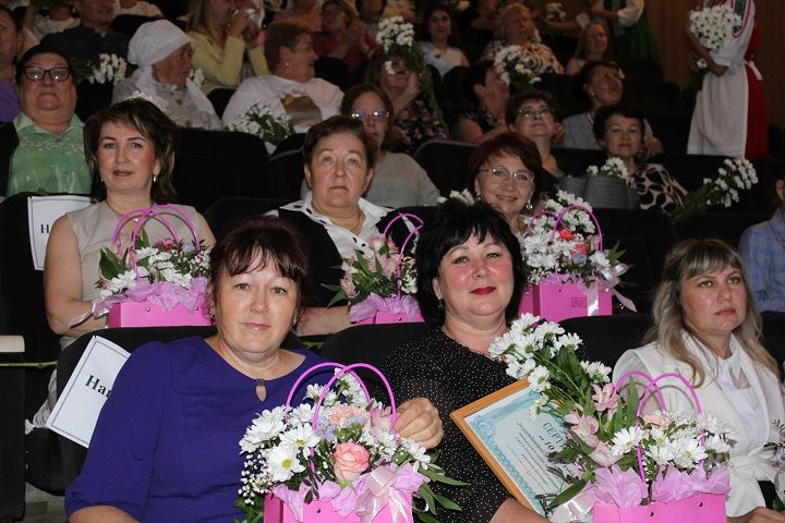 В Новошешминском районном Доме культуры прошло торжественное мероприятие, посвящённое Дню медицинского работника