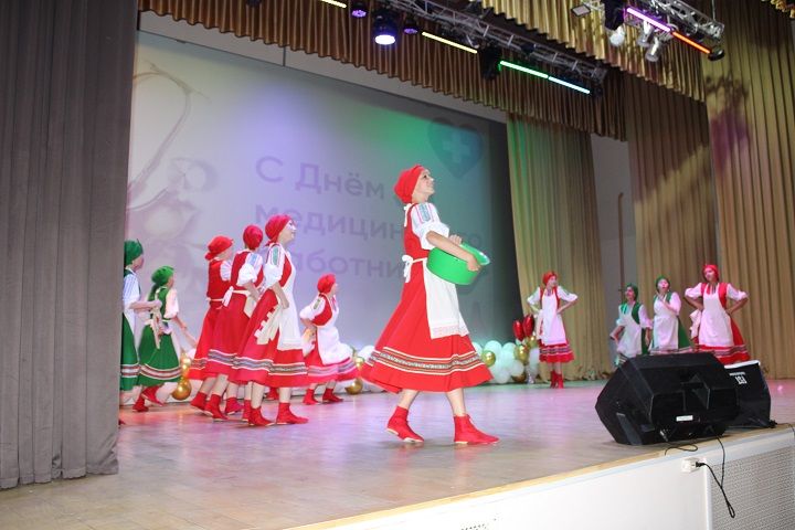 В Новошешминском районном Доме культуры прошло торжественное мероприятие, посвящённое Дню медицинского работника
