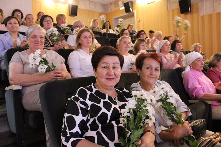 В Новошешминском районном Доме культуры прошло торжественное мероприятие, посвящённое Дню медицинского работника