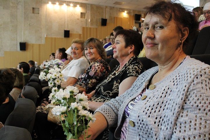 В Новошешминском районном Доме культуры прошло торжественное мероприятие, посвящённое Дню медицинского работника