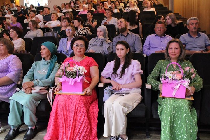 В Новошешминском районном Доме культуры прошло торжественное мероприятие, посвящённое Дню медицинского работника